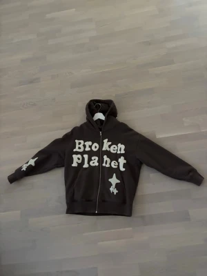 Broken planet hoodie brun  - Säljer nu av en broken planet hoodie i storlek XS men sitter som en större S/M i knappt använt skick 