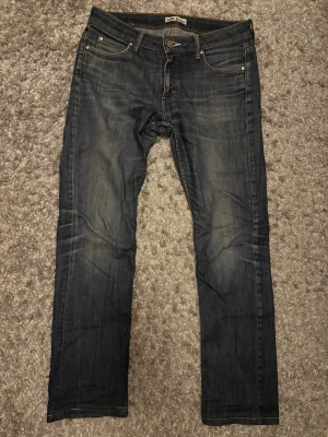 Acne Jeans  - Säljer ett par mörkblå jeans från Acne med SJUKT snygga fades. De sitter straight men lite tajtare (inte skinny). De har ett väl lagat hål i skrevet som inte ens syns, annars bra skick! Kan skicka mått också! Hör av vid frågor 😊
