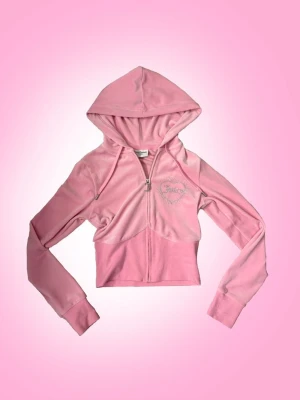 Rosa Juicy Couture Hoodie - Rosa Hoodie från Juicy Couture. Använt 1-3 gånger, alltså i väldigt nytt skick. Hoodien är i storlek S men den är lite tight vid midjan, so keep that in mind!💕  Övrig information: -fraktar torsdagar, fredagar och lördagar -jag står inte för fraktens slarv -priset går alltid att diskuteras via dm -skriv privat för övriga frågor eller om du vill ha fler bilder, svarar snabbt