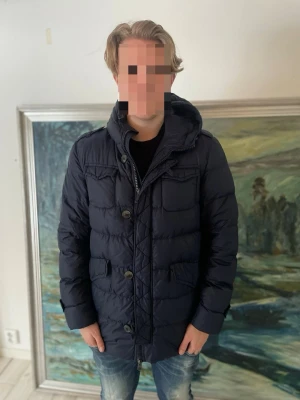Mörkblå pufferjacka från Herno - Säljer nu en Herno jacka🧥                                                              Storlek: M/L, Skick: 9/10, Vårat pris: 1799kr. Skriv vid minsta fråga, Fraktar alltid inom 24h efter köp📦