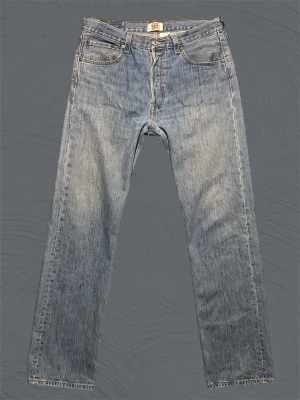 Vintage Levi's 501  - Det Tja säljer ett par exklusiva Vintage Levis 501!!! ||| Midja: 44cm, Innerben: 84cm, Benöppning: 19cm, Längd: ca 114cm, 100% Bomull  Om du har frågor skriv gärna till mig💫😁