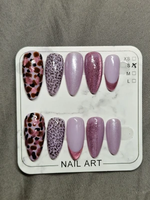 Press on naglar  - Handgjorda nagel set bra kvalitet och fina. Man får med rengöring beskrivning o de man behöver för att applicera naglarna❤️ storlek S