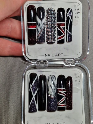 Svarta och glitter press-on naglar - Säljer Handgjorda nagel set bra kvalitet och fina. Man får med rengöring beskrivning o de man behöver för att applicera naglarna❤️ storlek M / L