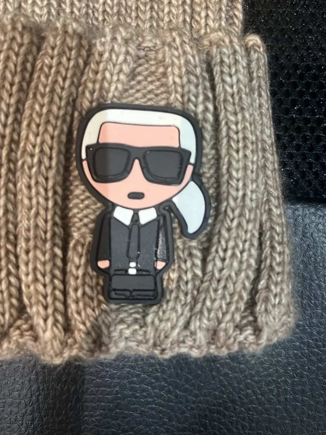 Beige stickad mössa med pälsboll - 1