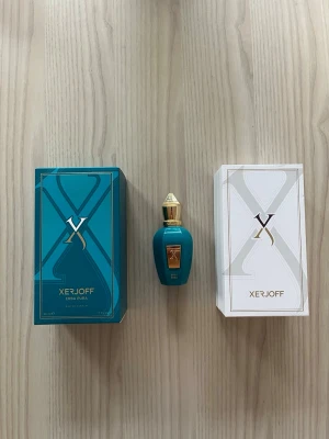 Xerjoff Erba Pura EdP 50ml - Upptäck Xerjoff Erba Pura, en exklusiv Eau de Parfum i 50 ml flaska. Snygg design och lyxig förpackning gör den perfekt för dig som vill sticka ut. Har använt den max två gånger, det är alltså 49 ml kvar