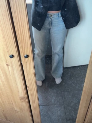 Perfekta ljusblå raka jeans - Ljusblå jeans från Perfect Jeans med raka ben och hög midja. Klassisk femficksmodell med dubbla knappar i midjan och snygga fickor med lock bak. Jeansen har en avslappnad passform och är tillverkade i mjukt bomullsjeans-tyg.