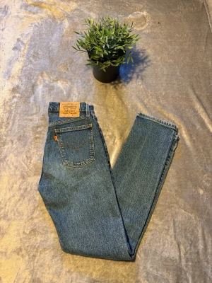 90s vintage Levis 805 orange tab jeans - Säljer ett par 90s vintage Levis 805 orange tab jeans size 29/32 straight denim made in Italy