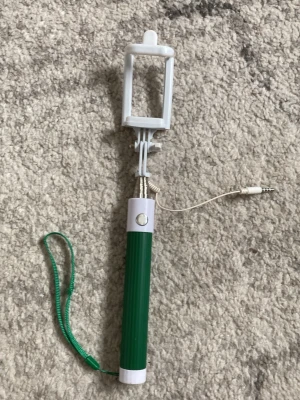 Selfiestick - Selfiestick som man kan dra ut till ca 1 m. Enkel smidig att fälla ihop och ta med sig. Passar till de flesta telefonerna. Frakten är ca 22-100kr beroende på vikten på produkten . Kontakta mig om du vill köpa..