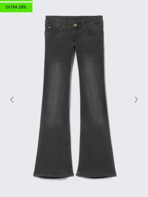 Mörkgrå bootcut jeans från Weekday  - Mörkgråa lågmidjade bootcut jeans från Weekday storlek 29/32 . Sitter perfekt på mig som vanligtvis brukar ha XS/S