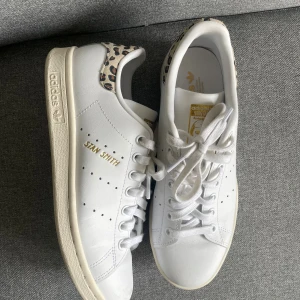 Adidas Stan Smith med leoparddetalj - Snygga vita Adidas Stan Smith sneakers med leopardmönstrad detalj. Storlek 40.❤️