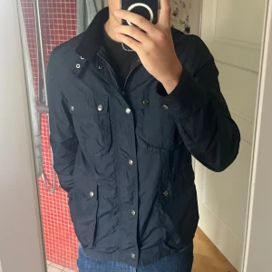 FIELD JACKA - Snygg mörkblå field jacka - These Glory Days. Ett perfekt lager till hösten när de börjar bli kallare. Bra skick utan några skador, kom gärna med frågor!