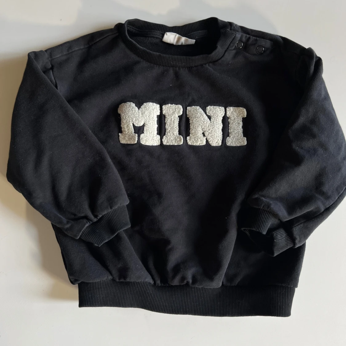 Svart sweatshirt MINI från Kappahl