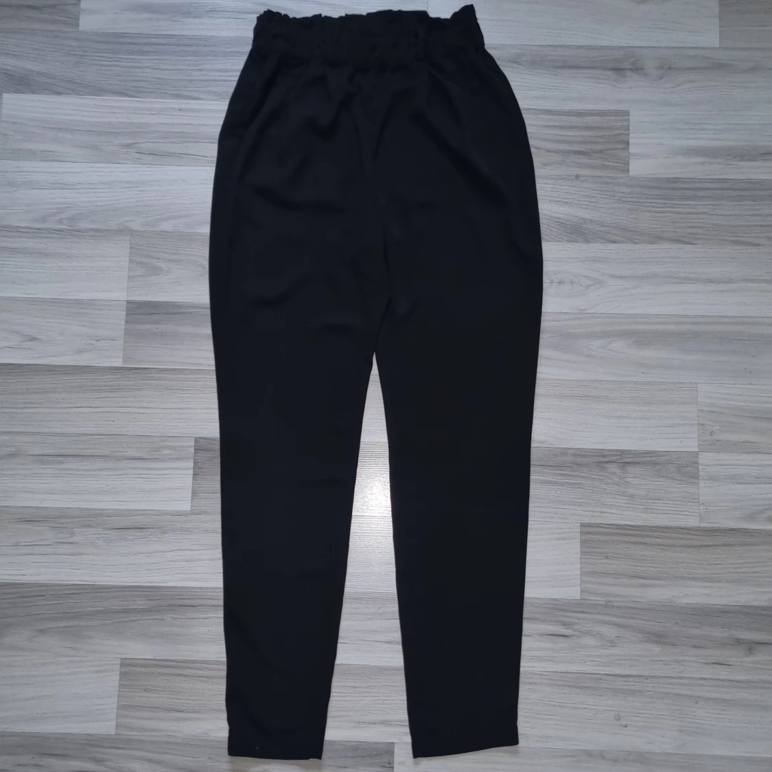 Svarta byxor med resår från BikBok