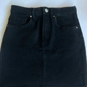 Svart jeanskjol från Zara - Jättefin svart jeanskjol från Zara. Är i jättebra skick💞har några ”inperfektioner” men de är endast modellen på kjolen