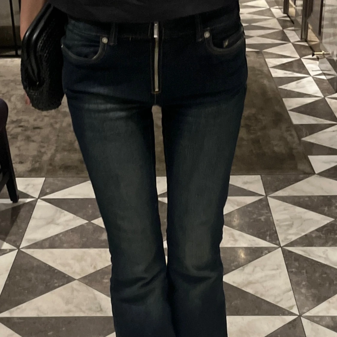 Mörkblå bootcut jeans med dragkedja från weekday - 1