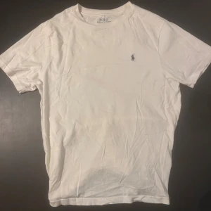 Vit t-shirt från Polo Ralph Lauren S - Vit klassisk t-shirt från Ralph Lauren med broderad logga på bröstet ca strl S. Lite sliten i kragen (bild 4)