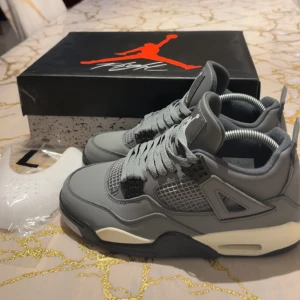 Nike Air Jordan 4 Retro Cool Grey - De medföljer ett par crease vid köpet!