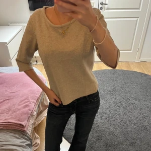 Beige topp - Beige kvarts ärm topp knappt använd, inga defekter