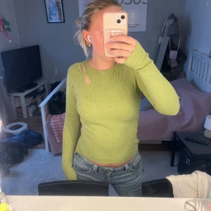 Långärmad topp - Långärmad grön topp. Med en liten detalj på ena axeln som ni kan se på bilden  bekväm och snygg.