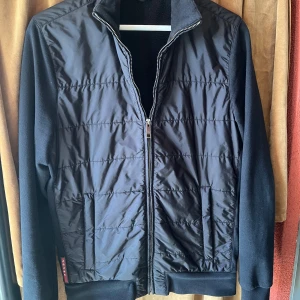 Prada Cardigan - Säljer nu denna riktigt snygga Prada Cardigan, väldigt sällsynt från 2015. skick 9-9.5/10. Den är storlek M men sitter som en M/S. Självklart äkta✅ Vid fler frågor och funderingar så är det bara att fråga🙌
