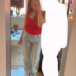 Ljusblå raka jeans - Säljer ett par ljusblå jeans med rak passform och mid wide. Perfekta för en avslappnad och trendig look. W29 L 30💞