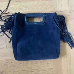Mörkblå mockaväska med fransar från Maje - Snygg mörkblå handväska från Maje i mocka med  fransar på sidorna💙 storleken är mellan😀