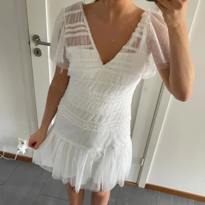 Vit kort klänning med volang och mesh - Superfin studentklänning från bubbleroom!!💕såå fin om du tar studenten i sommar