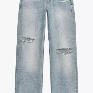 Populära Zara jeans - As snygga jeans från Zara som är lågmidjade och baggy!🥰🤩lite slitna längst ned vid foten 