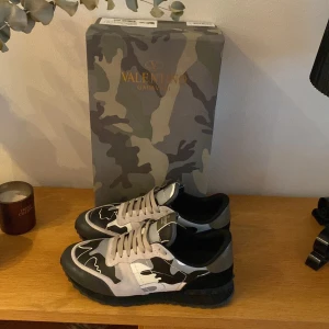 Valentino Rockrunners  - Tja säljer dessa knappt användna rockrunners för ett bra pris perfekt till kallare dagar. Inget fel på skorna, säljs för dom blivit för små, skriv vid minsta fundering😁