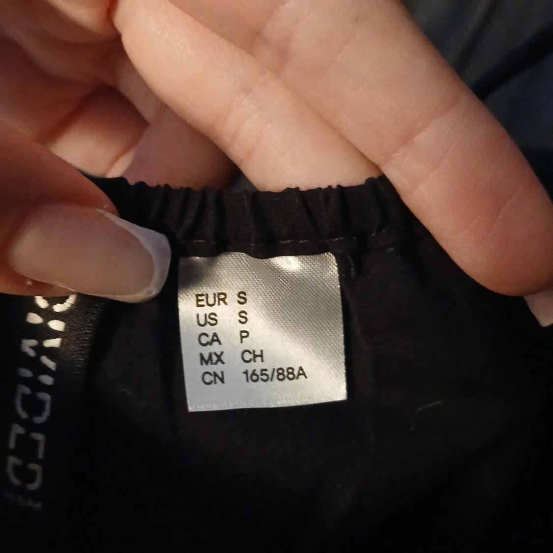 Svart linnetopp med broderade blommor - 3