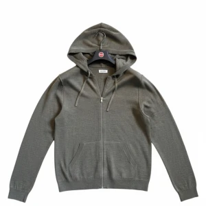 Oliv grön hoodie från Zadig&volatire  - Tjenare, säljer en riktigt snygg och unik hoodie från Zadig&Volatire i färgen oliv grön. Skicket är 9,5/10 och storleken är medium, nypris ligger runt 4tusen. Tveka inte att skriva ifall du har några frågor eller funderingar(: