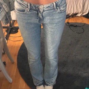 Jeans - Tagit bort sömmen nertill så de blir längre, passar mig som är 171