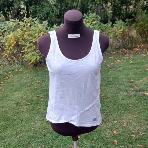 Vitt linne - Säljer en enkel och stilren vit linnetopp från deVal. Toppen är ärmlös och gjord i mjuk bomull, perfekt för varma dagar eller som lager under skjortan🐚🤍 Nästan aldrig använd! Det är bara att skriva om man har frågor!😊💖