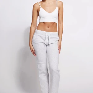 Russemerch gråa mjukisbyxor - Superbekväma ljusgrå mjukisbyxor med bred resår i midjan och snörning framtill. Byxorna har raka ben, sidofickor och är gjorda i mjuk bomullsblandning. Perfekta för chill dagar eller när du vill vara extra comfy. DE ÄR EJ LÅNGA UTAN VANLIGA!!