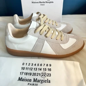 Maison margiela gats  - Säljer nu ett par stilrena Maison Margiela gats i den klassiska vita färgen. Skorna är helt nya och perfekt nu till hösten. Innersulan är ca 26 cm, storlek 42. 0bs lnte 0rglnal😊MVH Johan