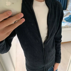 Full zip - Säljer denna feta full zip tröjan i strl M, skriv om ni har någon fundering?