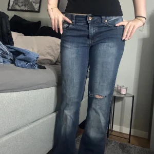 Blåa low-waist bootcut jeans - Snygga jeans från Gina tricot. Jeansen säljs inte längre!💕Storlek 29, passar som S💞