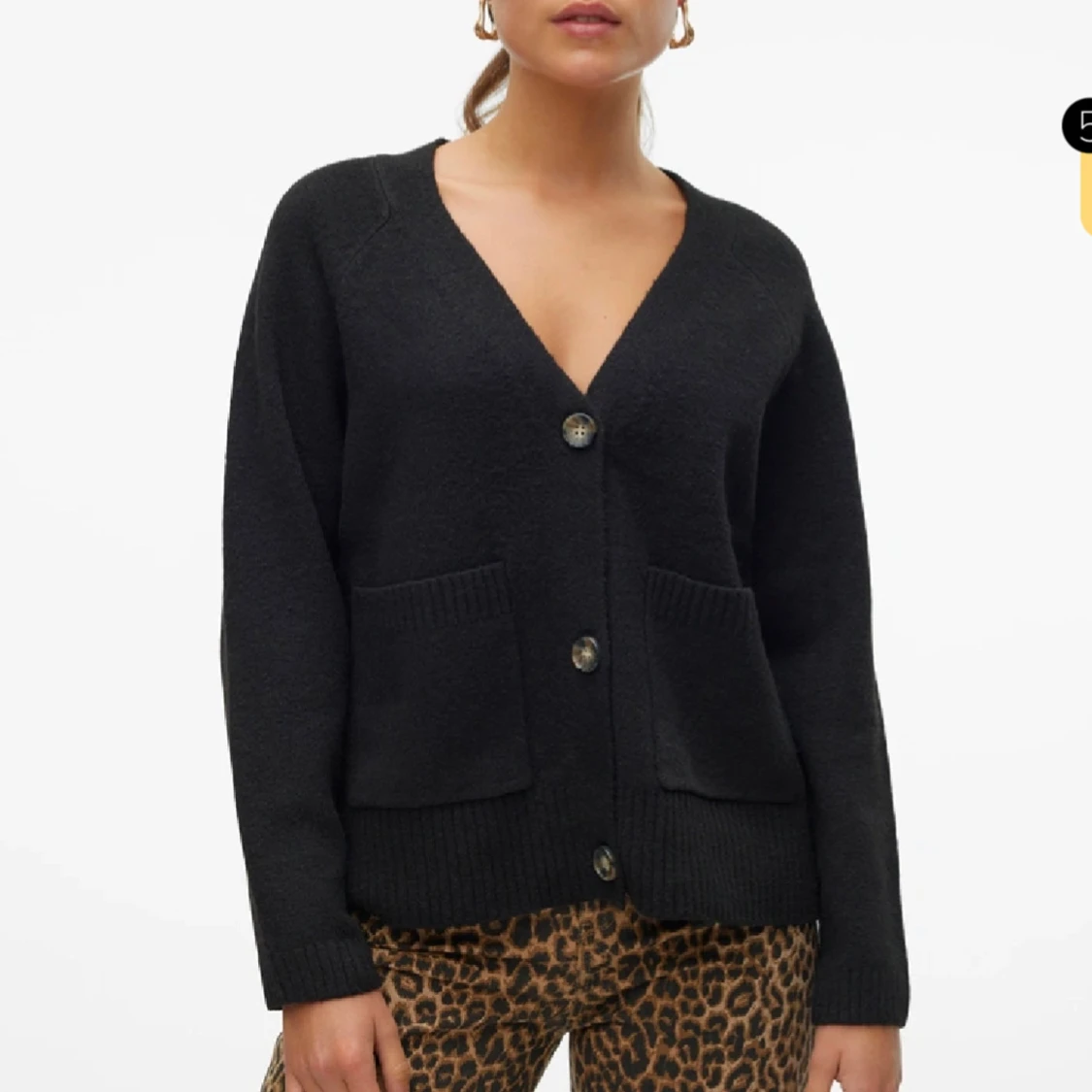 Svart kofta med knappar och fickor från Vero Moda!