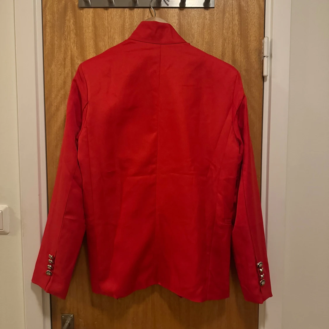 Röd skepparkavaj med dekorativa knappar - 1