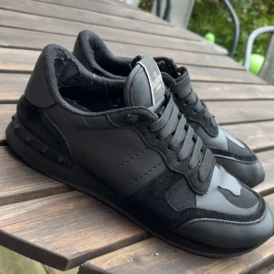 Svarta Valentino Garavani sneakers - Riktigt clean Valentino skor i mycket bra skick, perfekta nu till hösten och vintern! Säljs för 1699 (kan diskuteras) Passar även om du har 42