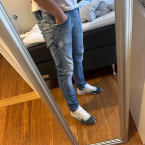Dondup George Jeans - Säljer ett par Dondup George i storlek W33 men är väldigt stretchiga så passar en storlek upp och ner. Jeansen är sparsamt använda och har mycket kvar att ge. Mitt pris är 899 men tar bud!