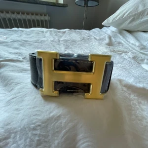 Fint bälte H - Fint svart bälte helt nytt 105cm