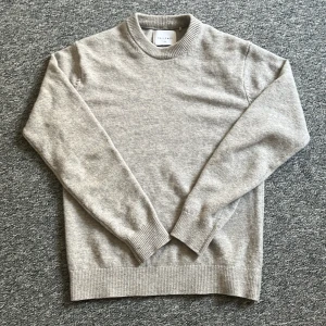 Stickad tröja - Säljer denna stickade gråa tröja från Vailent, storlek xs. Ställ gärna fråga vid minsta tvekan.    Skick 9/10