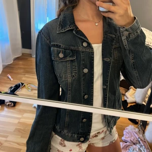 Jeansjacka från Sisley - Fantastisk jeansjacka från Sisley med fantastisk passform och nästan ny (oanvänd). Perfekt till hösten och stiligheten. NYPRIS 3 499kr ✨