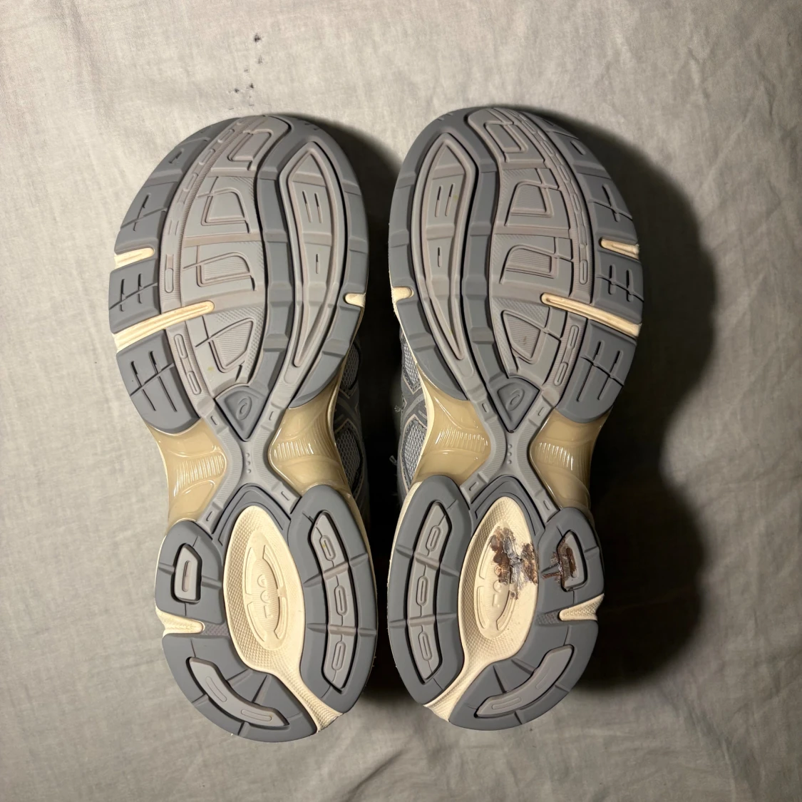 Grå Asics sneakers med mesh och mocka - 4