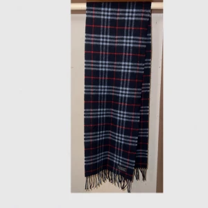 Burberry vintage halsduk  - En vintage burberry halsduk till salu. Finns fler modeller på min sida. Allt är äkta men äldre kollektioner dvs vintage kollektion. Finns olika material. Vissa är kashmir, vissa är fårull och vissa är 50%/50%
