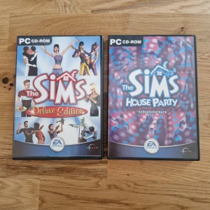 The Sims DVD spel - Säljes som paket.  Deluxe Edition (grundspelet, det är spelbart direkt)  House Party (expansionspaket – kräver Deluxe Edition för att fungera) och därför säljs de som paket. Paketet fokuserar på att lägga till nya funktioner för att hålla fester och sammankomster i dina Simmars hem.  Det inkluderar nya objekt som dansgolv, DJ-bås, buffébord och nya kläder för att skapa en festlig atmosfär.   I Deluxe Edition-boxen ingår även en extra skiva som ger ännu mer innehåll som utökar spelets möjligheter