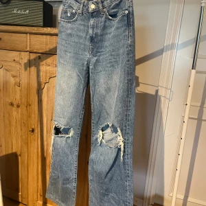 Jeans med hål - Ljusa jeans med hål modellen är Boulevard 