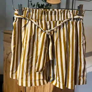 Shorts  - Randiga shorts med snöre 