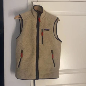 Patagonia väst - Säljer en tvär fet patagonia väst nu perfekt inför hösten. Västen har storleken s och är väldigt trendig och eftertraktad. Vid fler frågor och funderingar är de bara att höra av dig